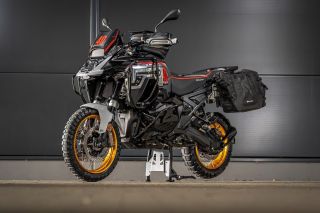 Pocta - 40 let úžasného. Dva motocykly rámují úspěch Wunderlichu: Yamaha XT 500 a BMW R 1300 GS Adventure. Těžko by se...